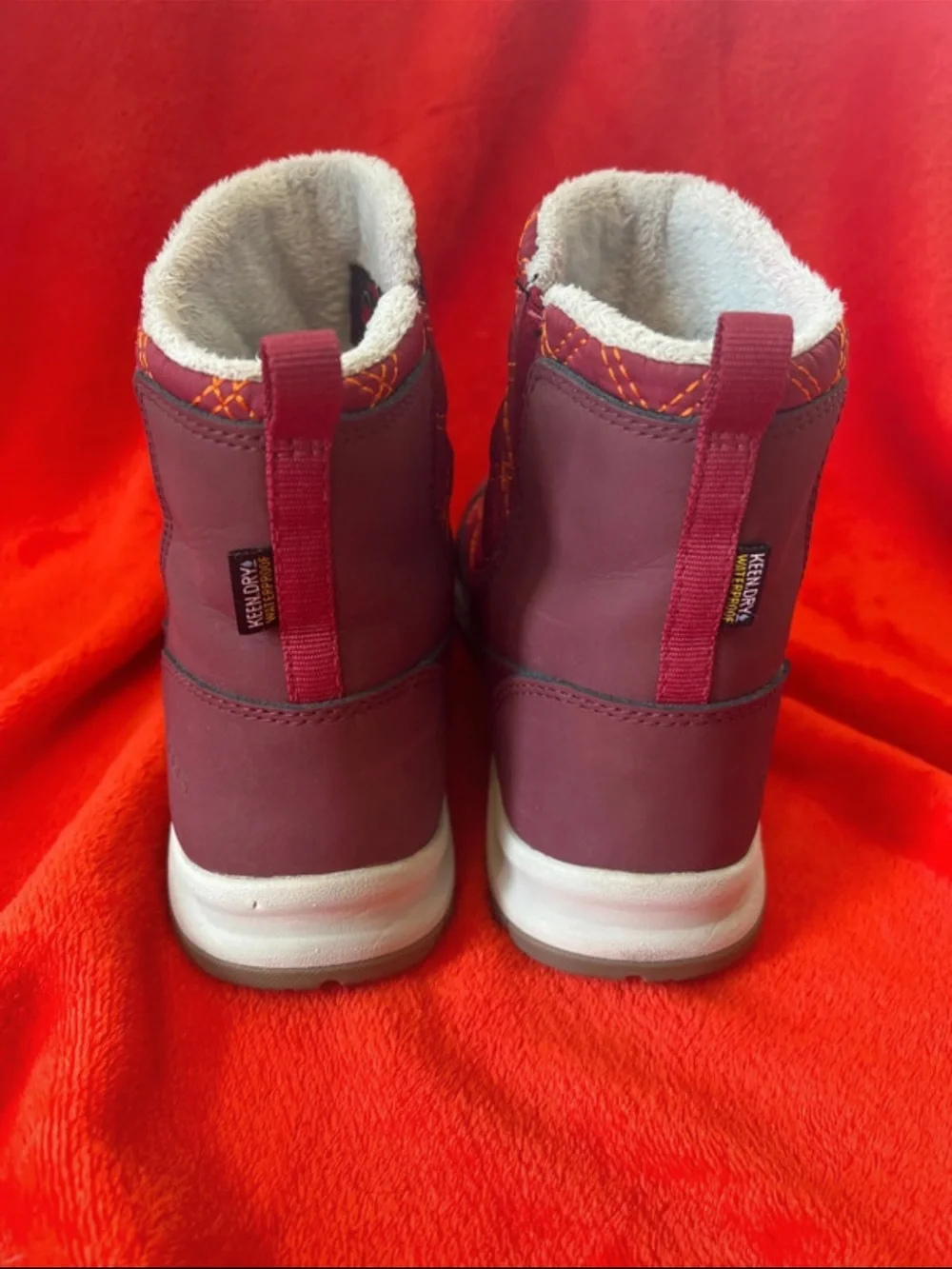 Keen Women's Quilted Burgundy Ankle Winter Pull on Boots like new